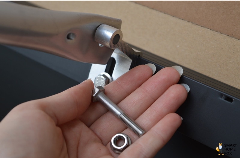 Yuma Solarpanel Rückseite mit Stütze und Schrauben in einer Hand